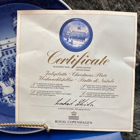 Royal Copenhagen 1992 Queen's Carriage Year Plate - Picture 6 of 16